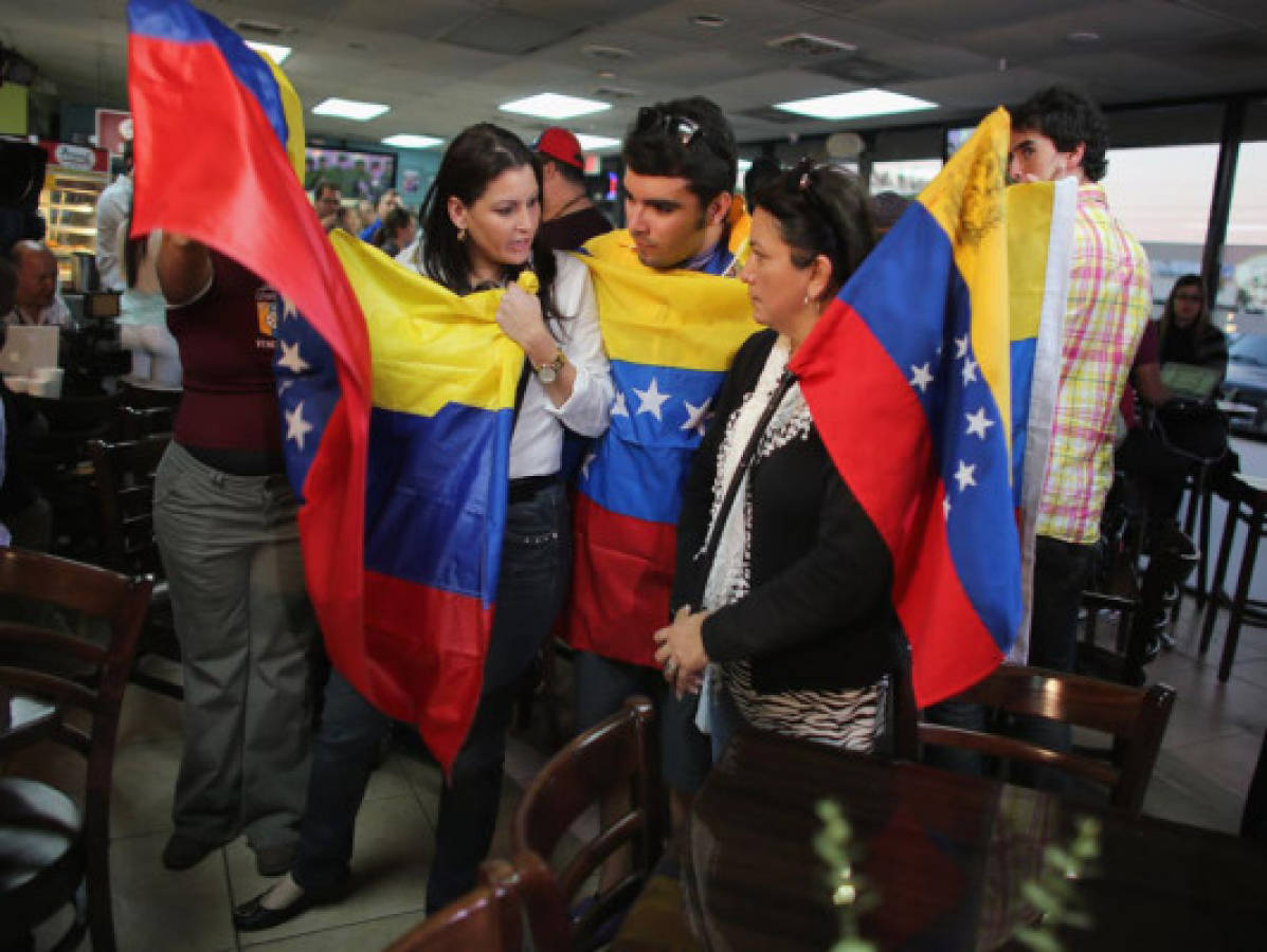 Video: Celebran muerte de Hugo Chávez