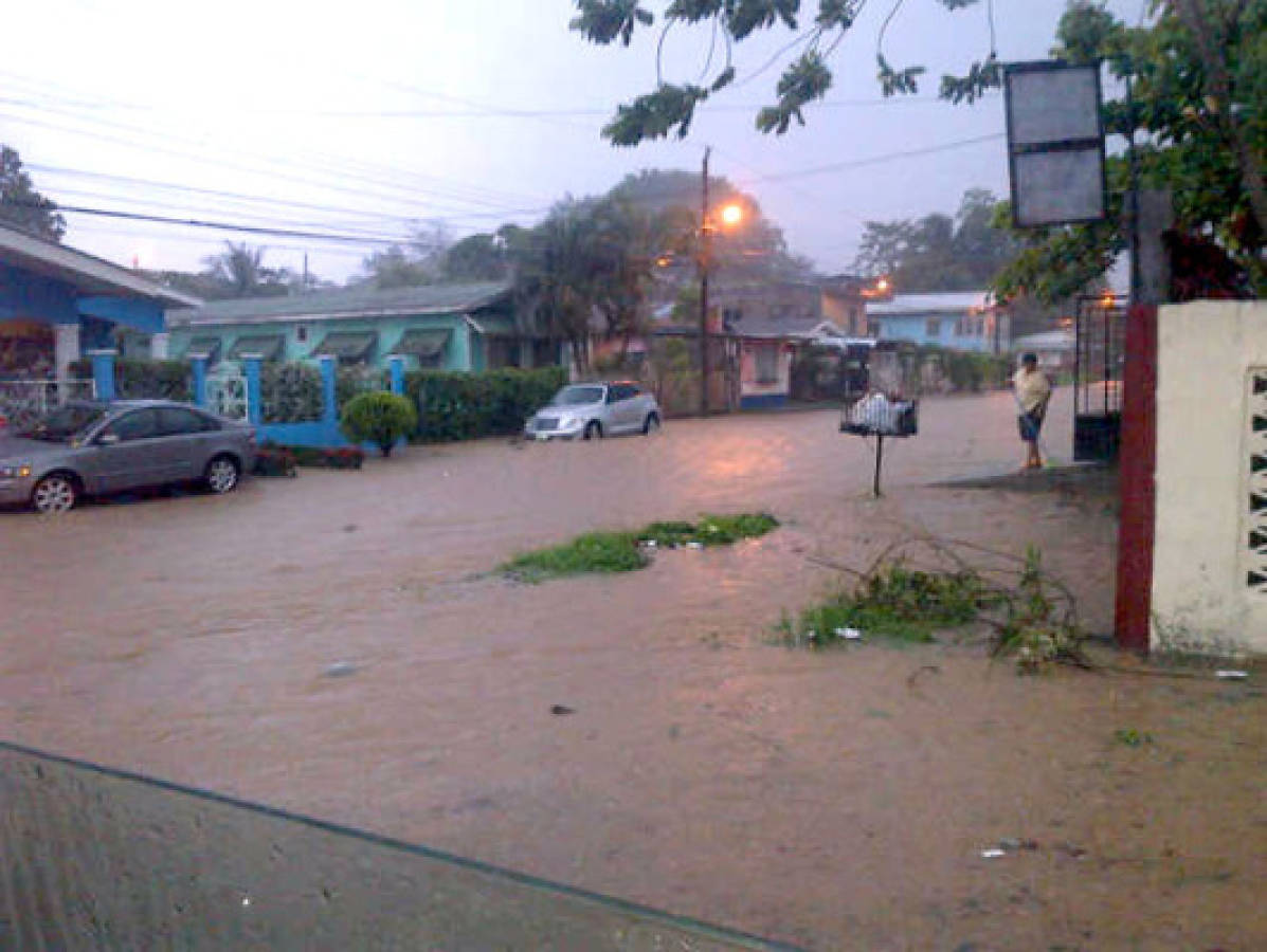 Lluvias dejan inundaciones en Tela