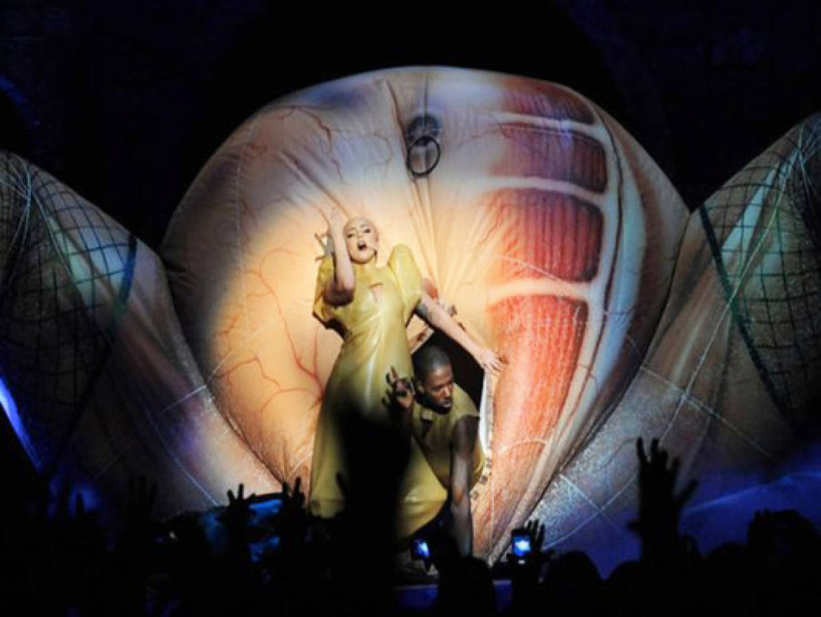 Lady Gaga saliÃ³ de vagina inflable en concierto