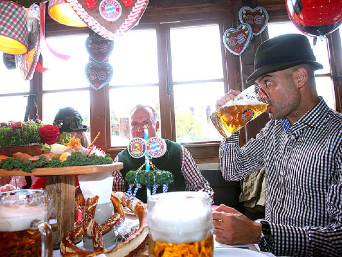 FOTOS: Guardiola celebra liderato con cerveza