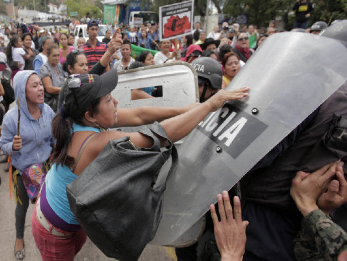 Mujeres son agredidas mientras protestaban