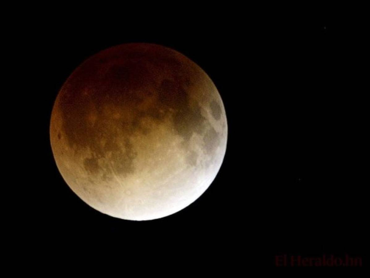 Espectáculo lunar sobre cielo hondureño