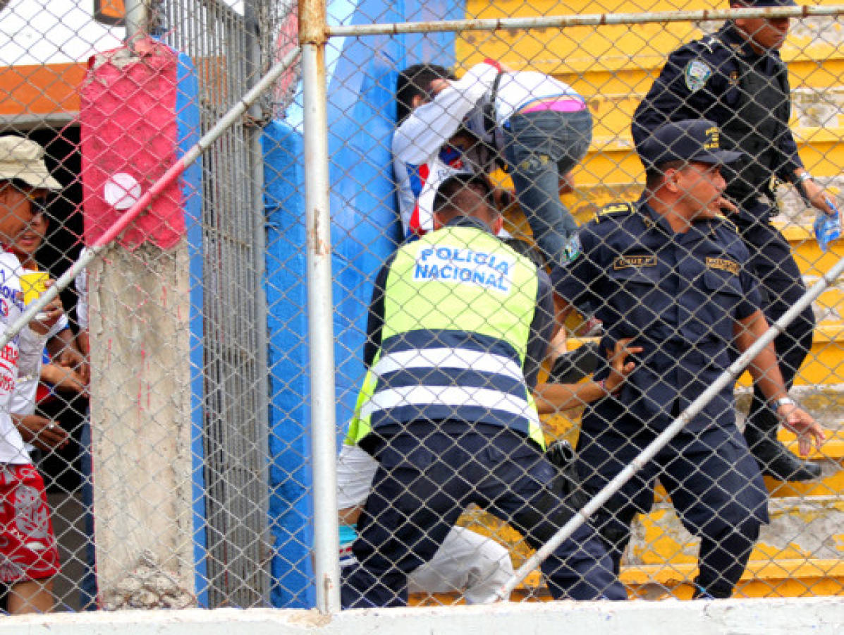 Fotos: Así le robaron arma a policía en golpiza de la 'Ultrafiel'