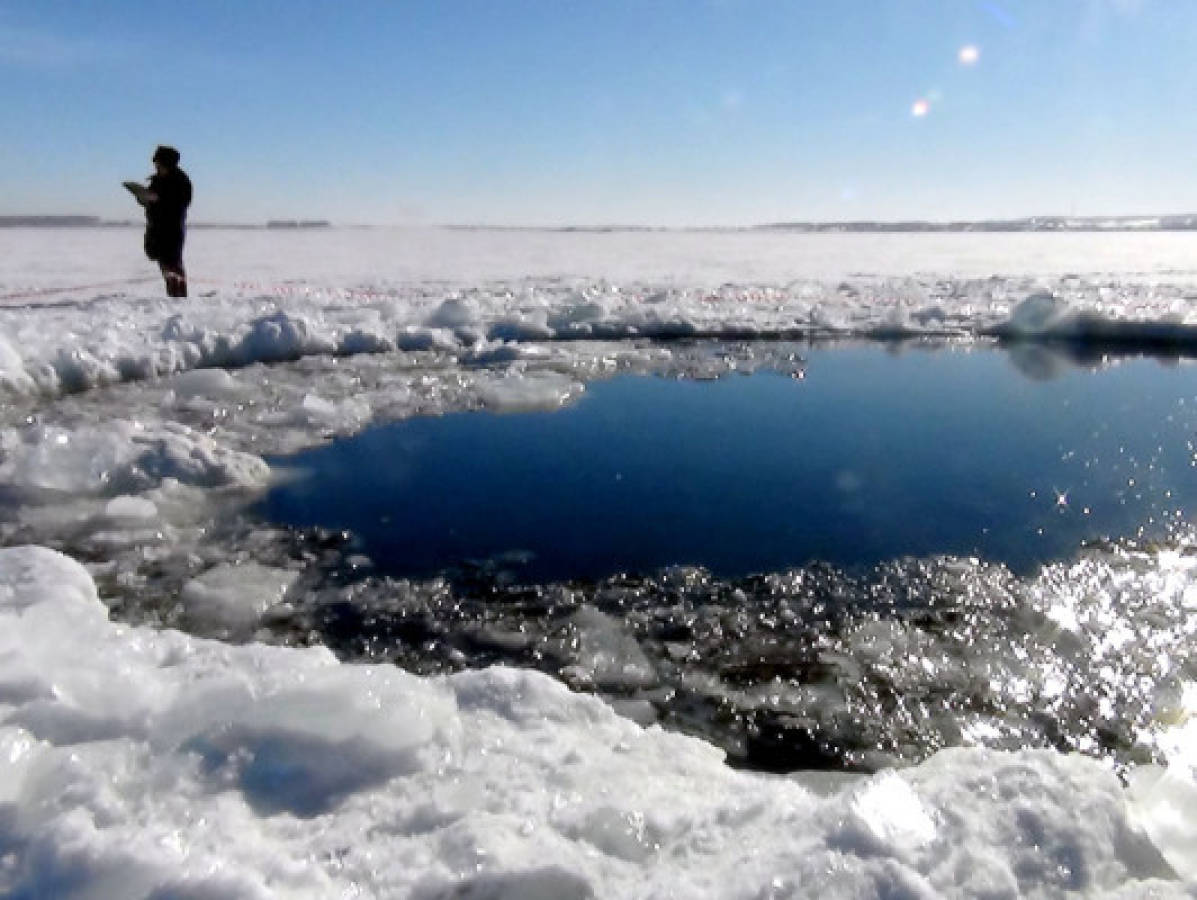 Buzos exploran lago ruso tras estallido de meteorito