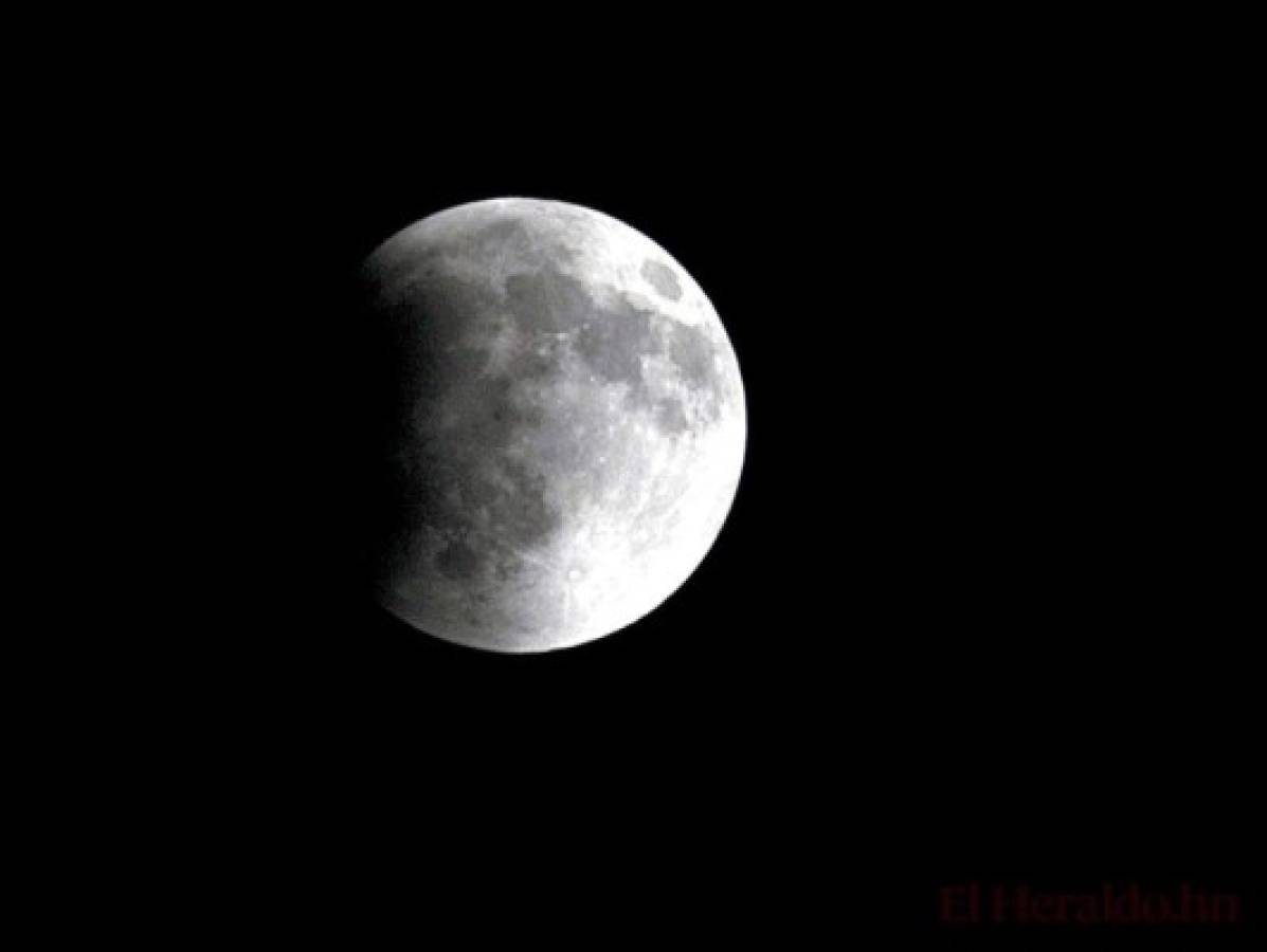 Espectáculo lunar sobre cielo hondureño