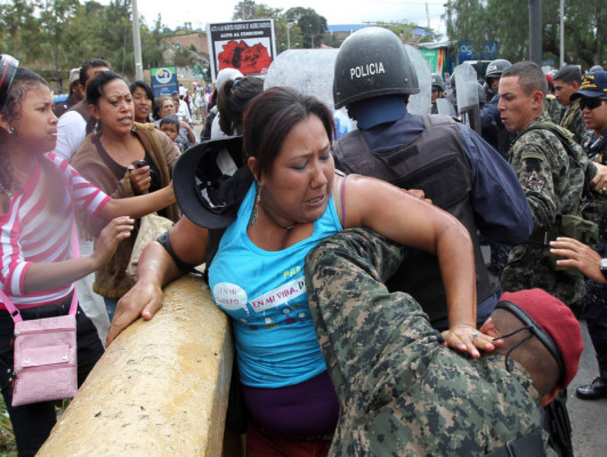 Mujeres son agredidas mientras protestaban