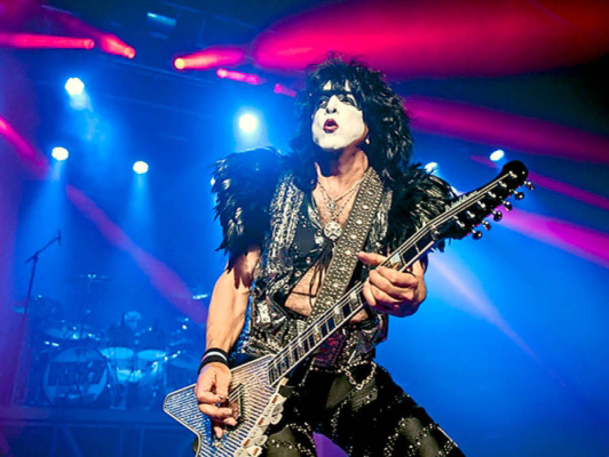 Paul Stanley de Kiss rompió su guitarra en Asunción