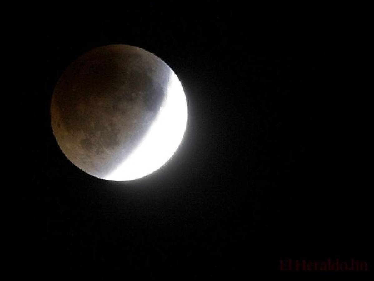 Espectáculo lunar sobre cielo hondureño