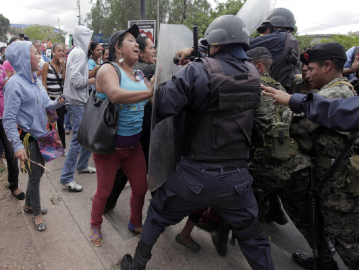 Mujeres son agredidas mientras protestaban