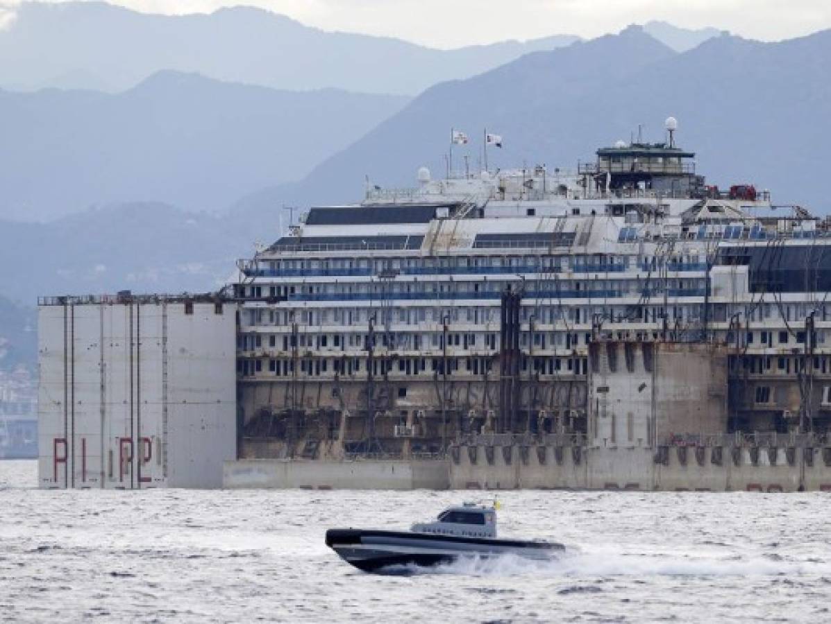 El naufragado Concordia completa su último viaje