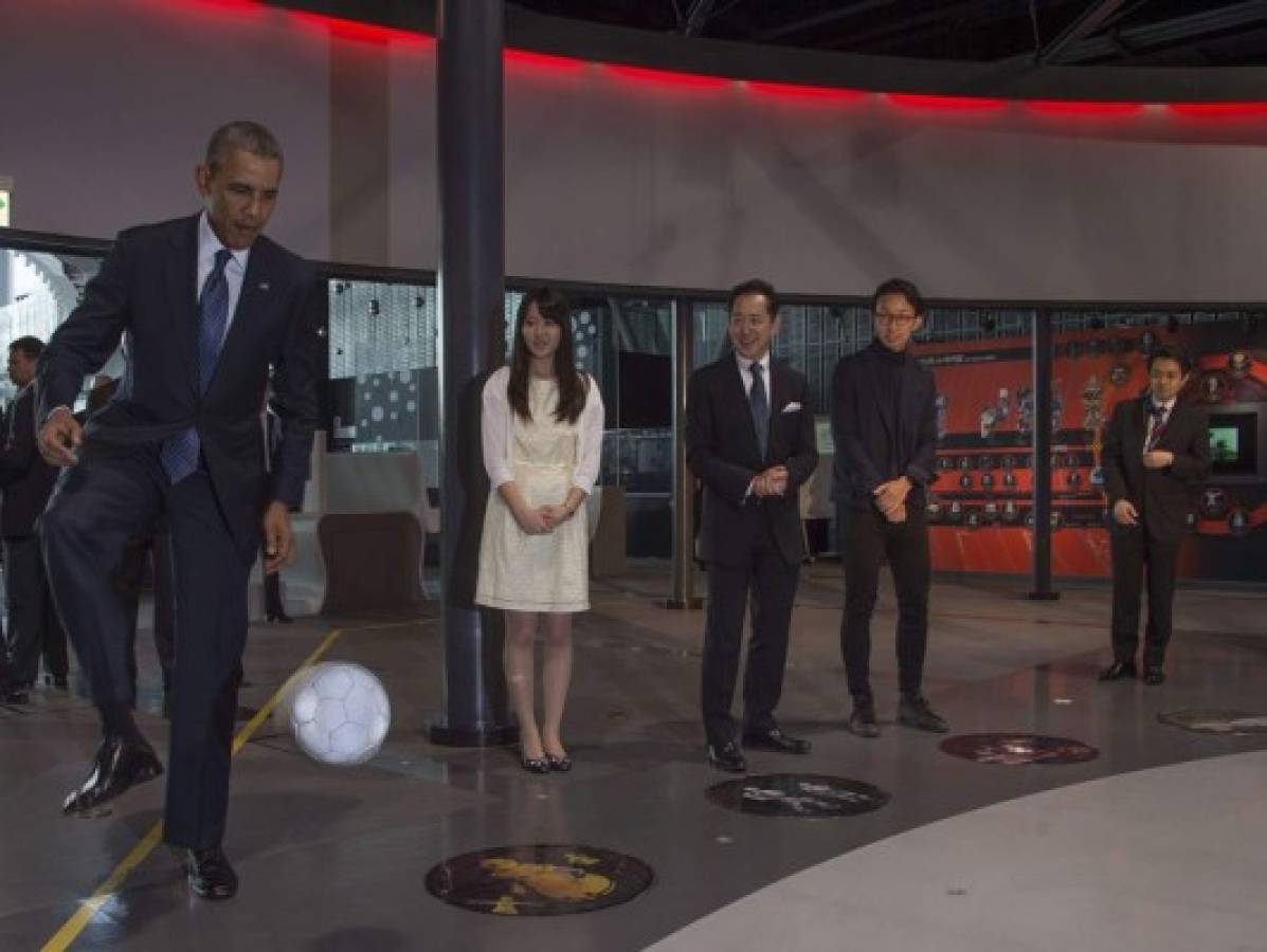 VIDEO: Obama jugó fútbol con robot en Japón