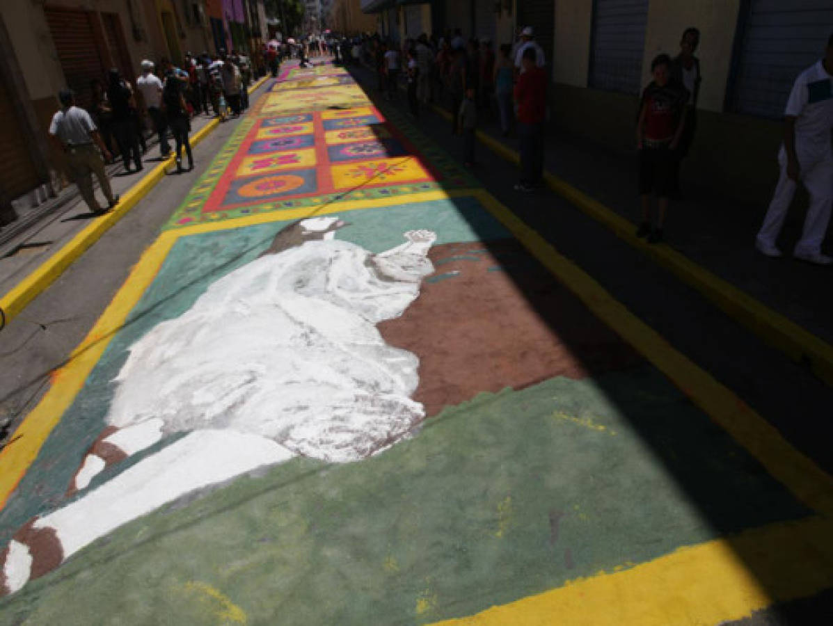 FOTOS: Alfombras llenan de color Tegucigalpa