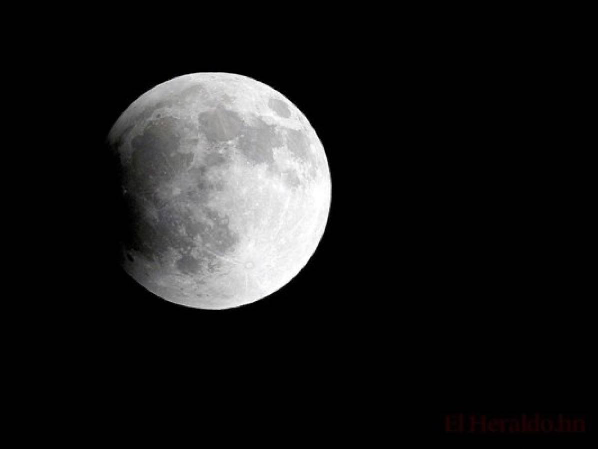 Espectáculo lunar sobre cielo hondureño