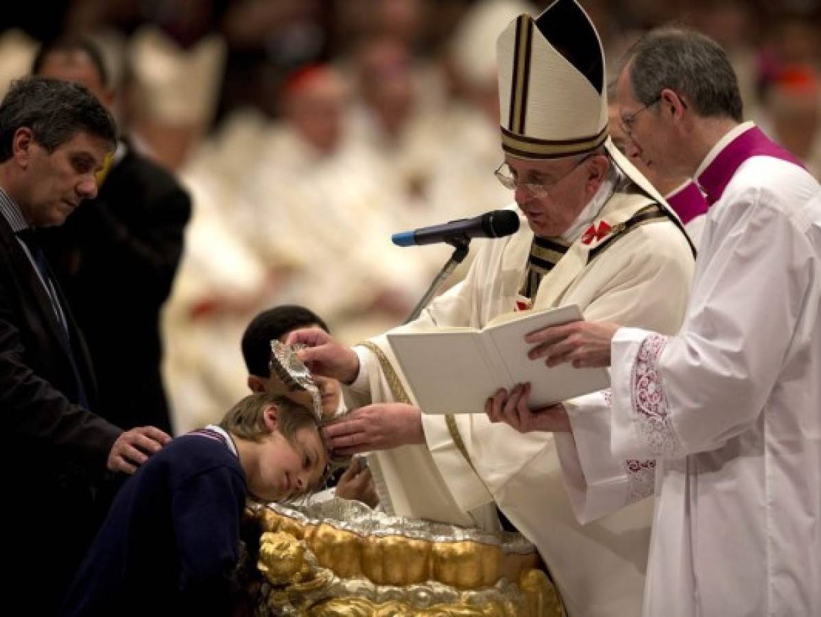 Papa Francisco bautiza a 10 personas en Vigilia