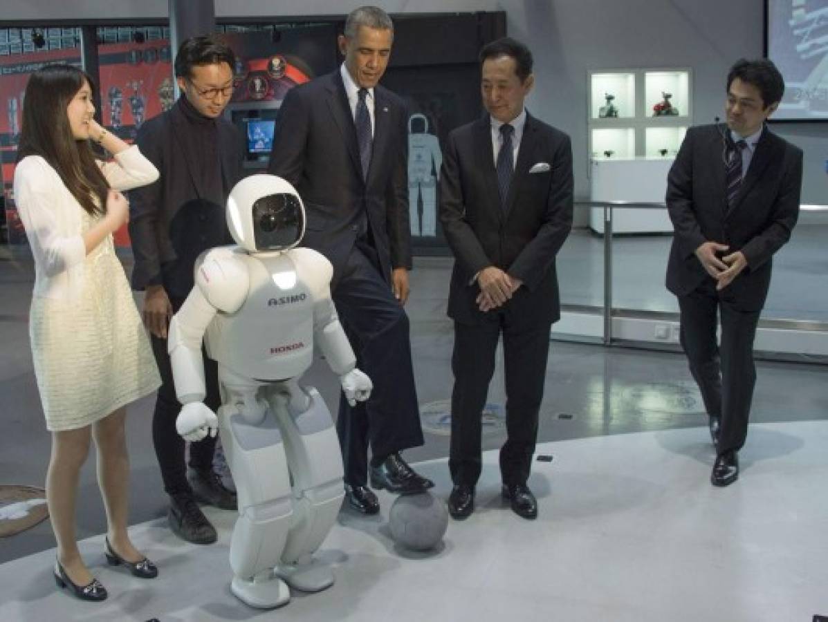 VIDEO: Obama jugó fútbol con robot en Japón