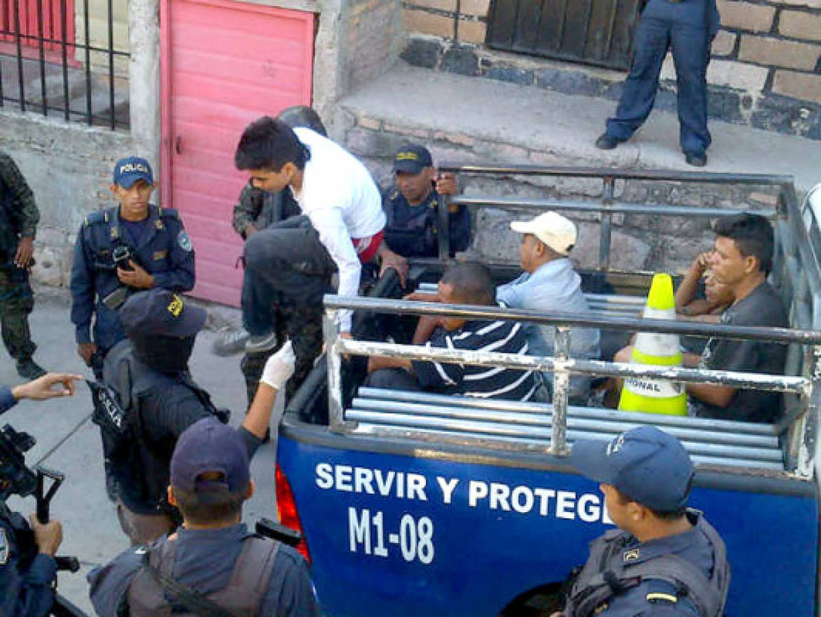 Al menos 13 detenidos en el barrio Los Jucos