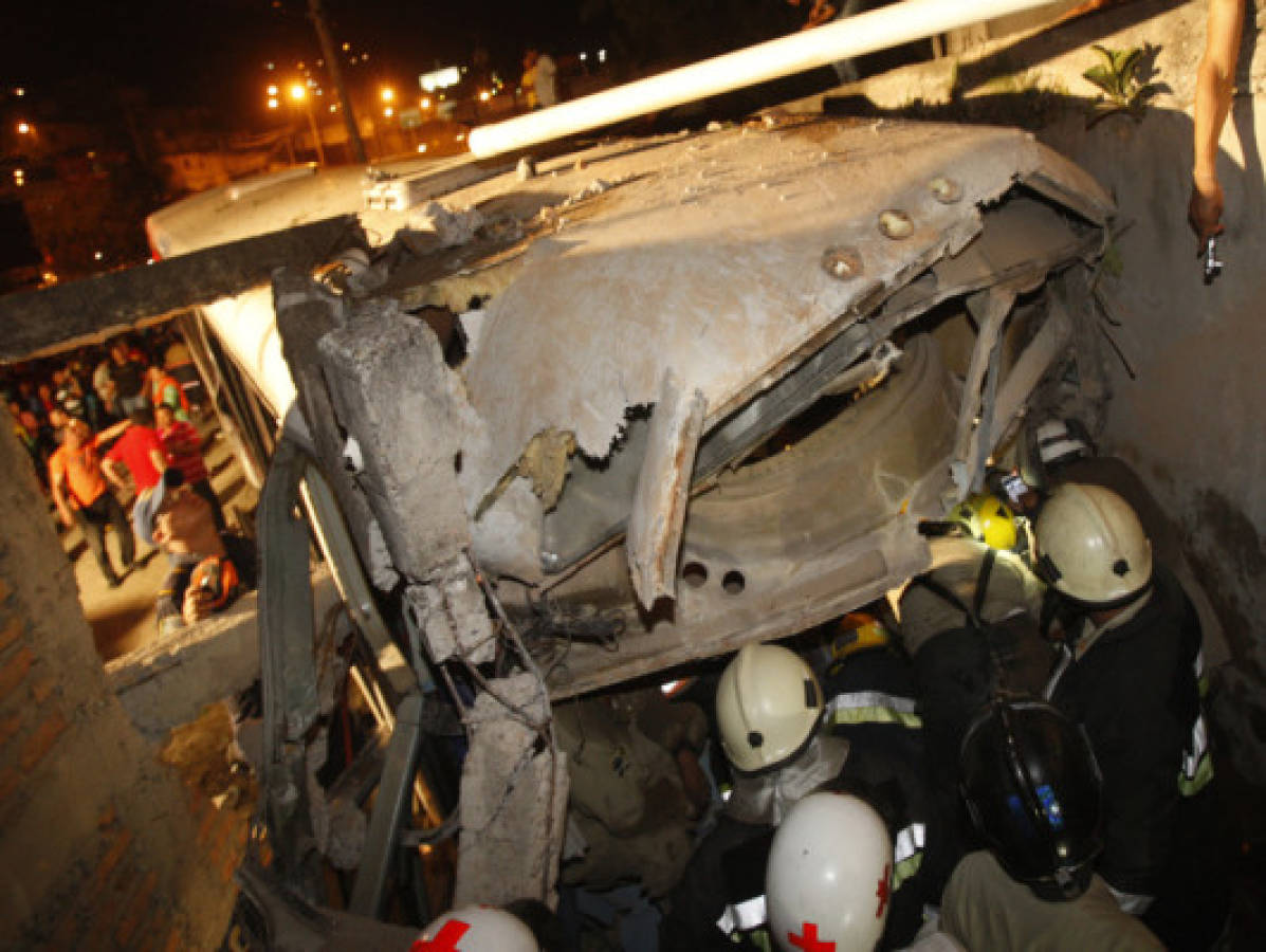 Accidente de autobús deja al menos 15 heridos