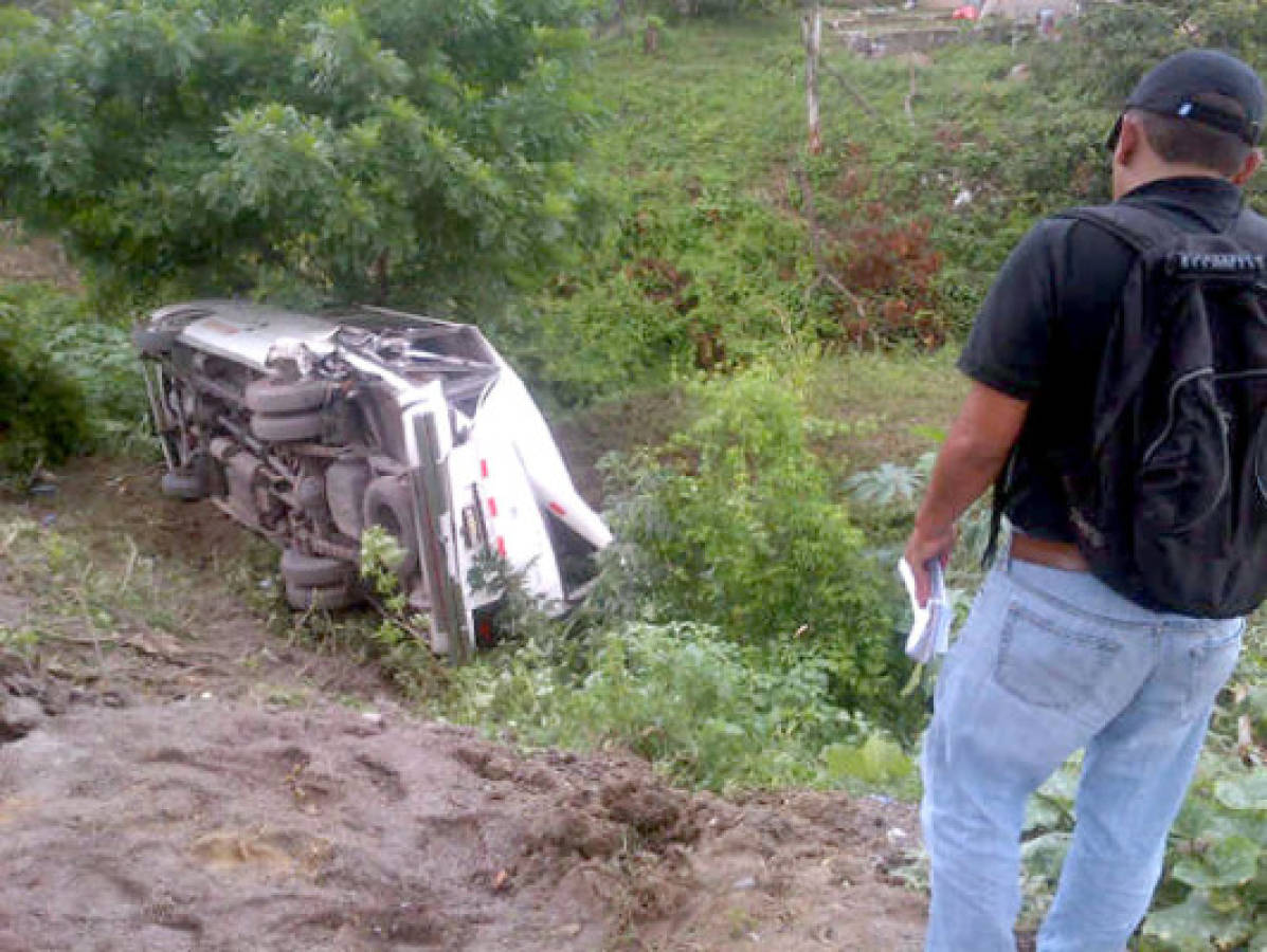 Cae en hondonado microbús impactado por rastra