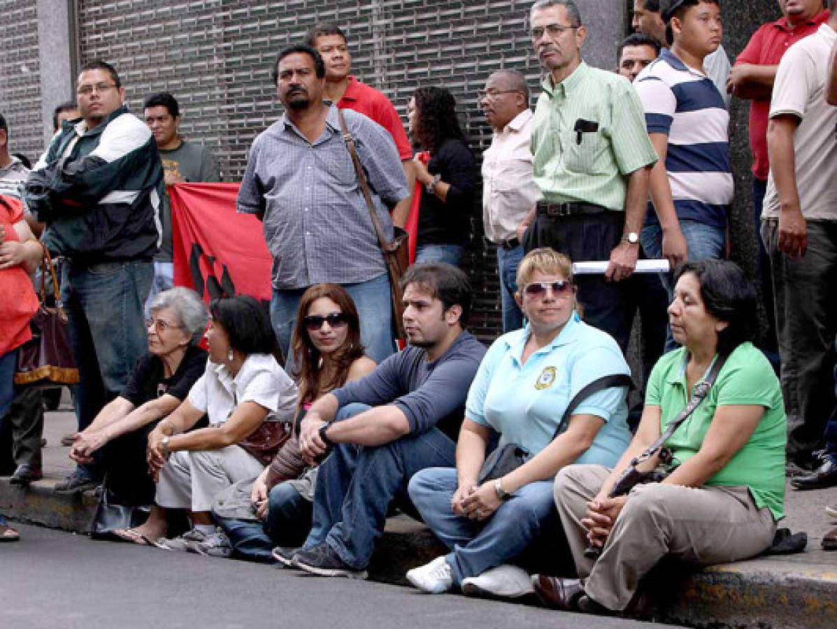 Maestros protestan por falta de pago