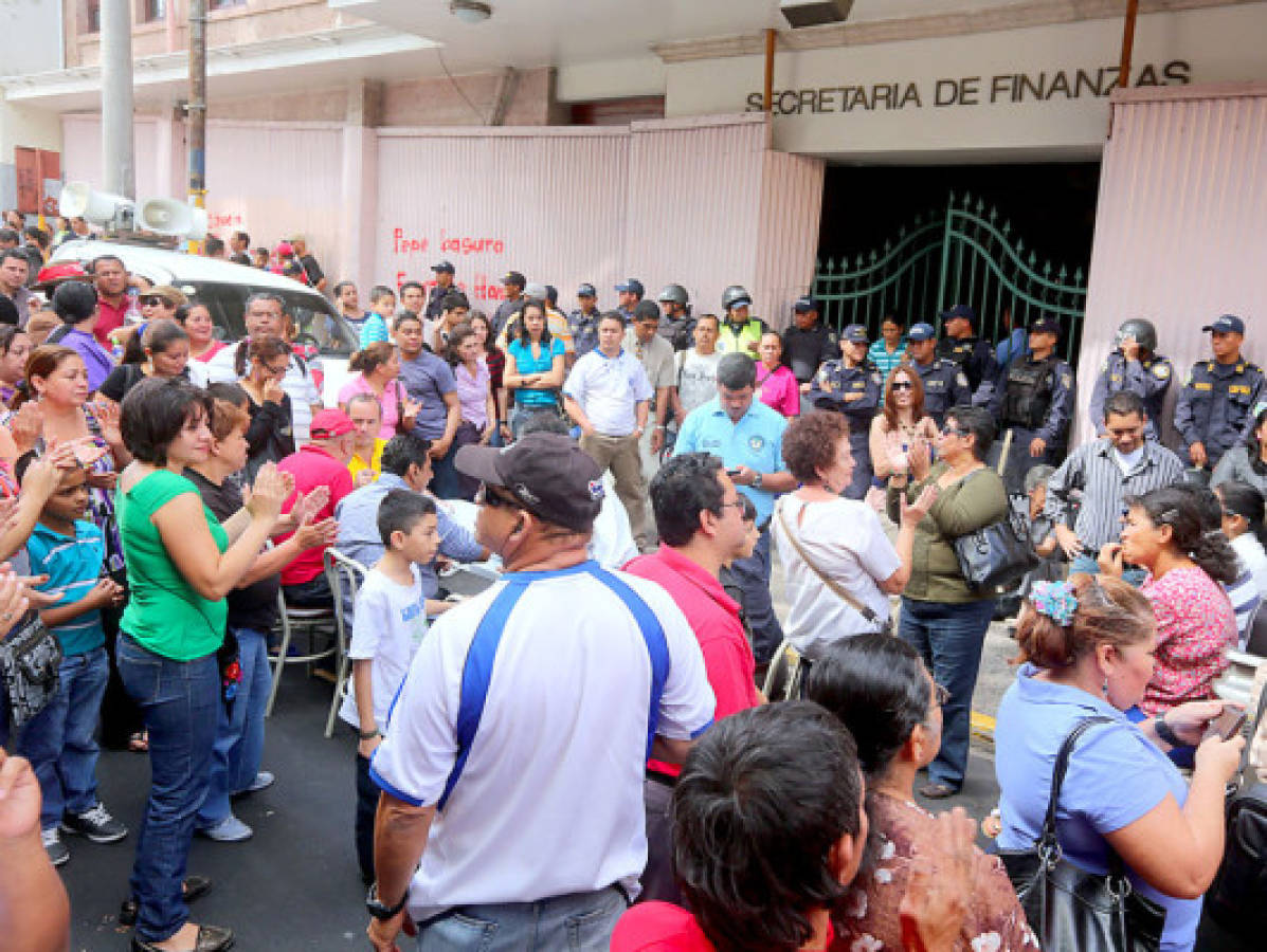 Médicos se suman a reclamos de sueldos