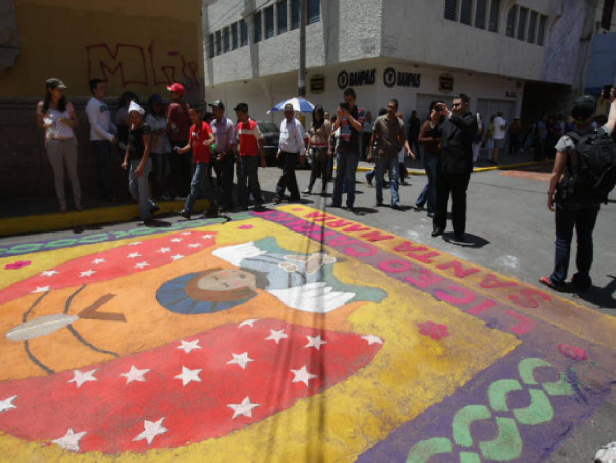 FOTOS: Alfombras llenan de color Tegucigalpa