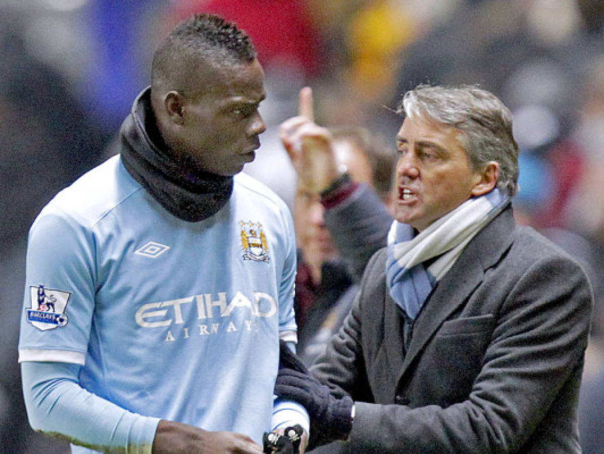 Mancini zarandea a Balotelli en entrenamiento del Manchester City