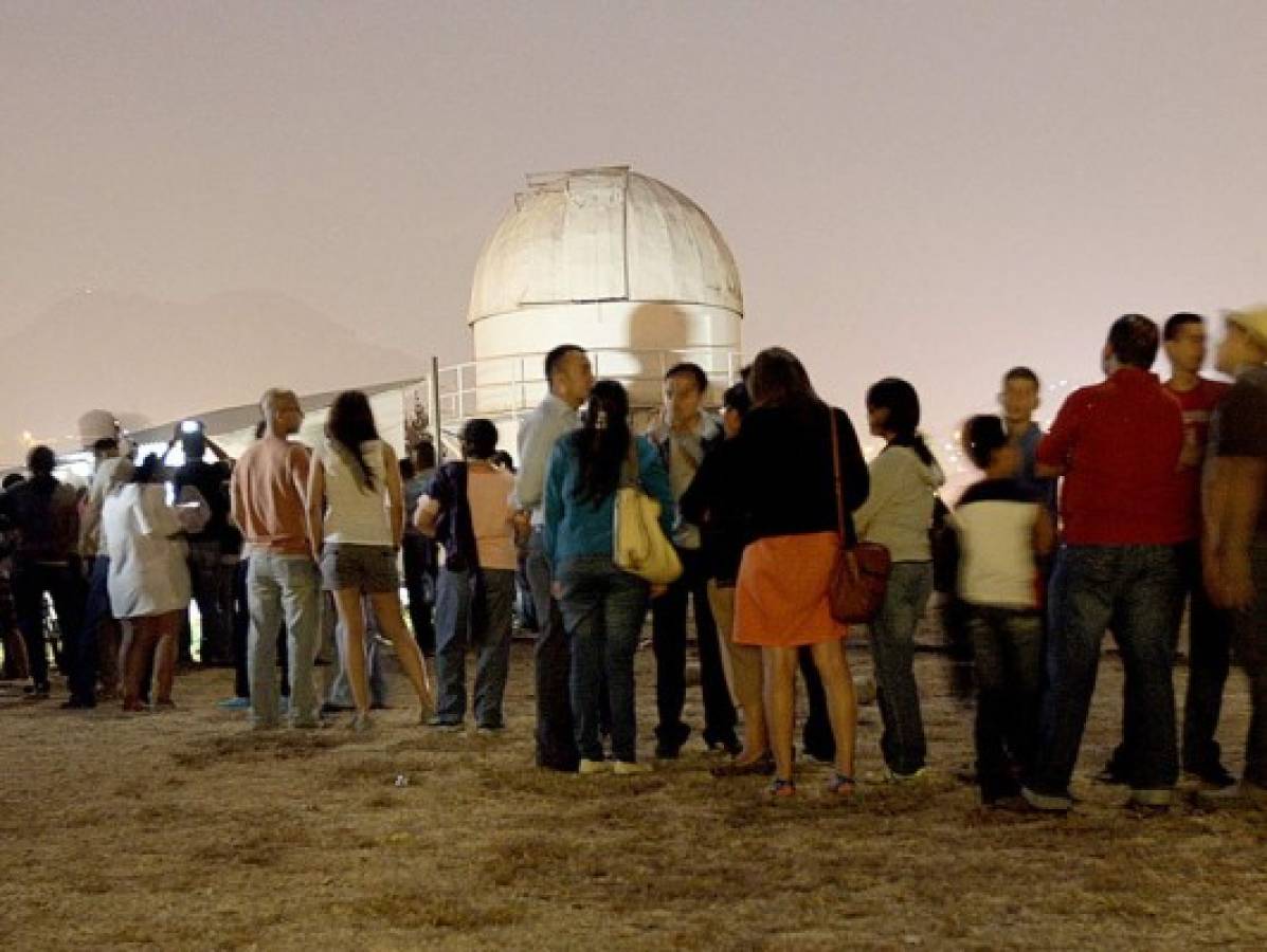 Espectáculo lunar sobre cielo hondureño