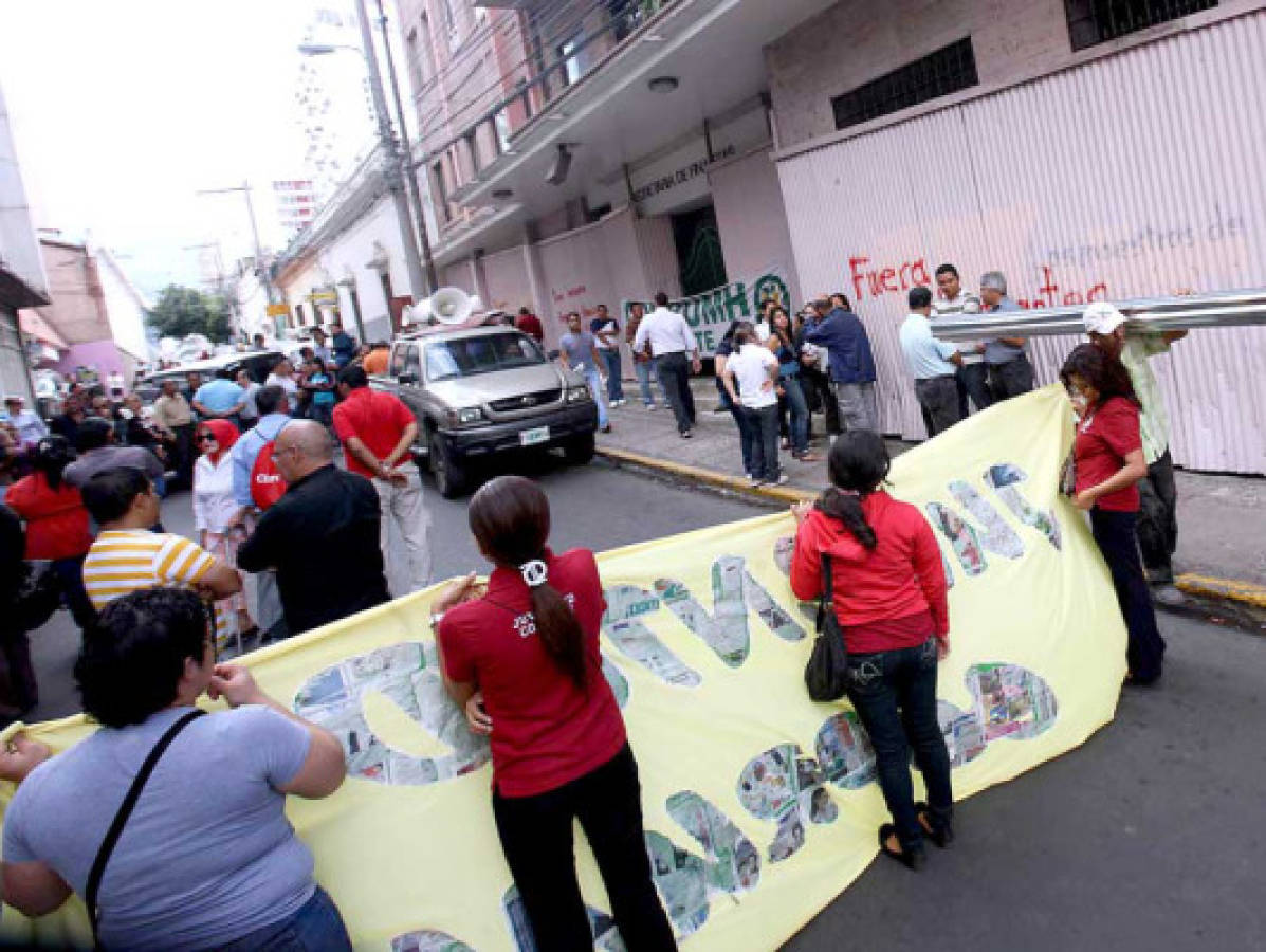 Maestros protestan por falta de pago