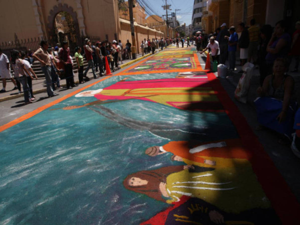 FOTOS: Alfombras llenan de color Tegucigalpa