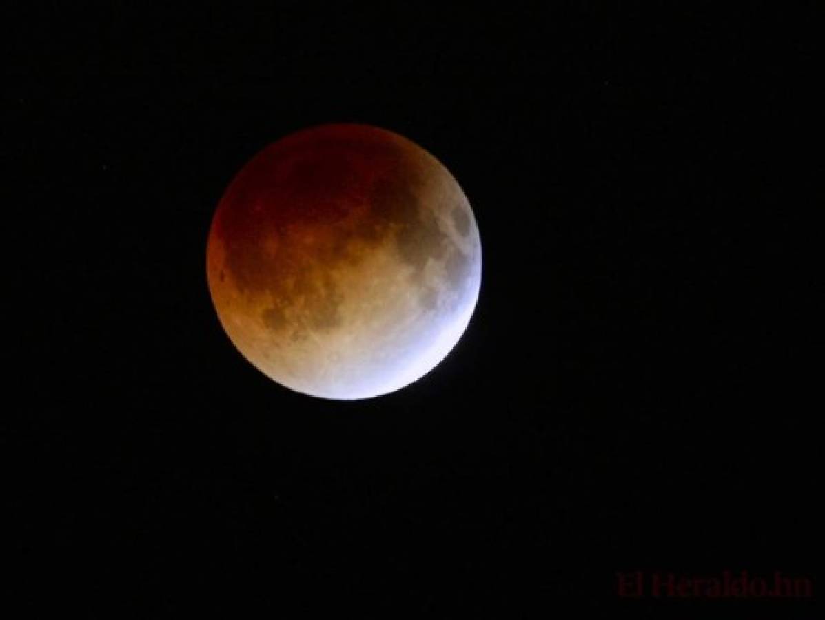 Espectáculo lunar sobre cielo hondureño