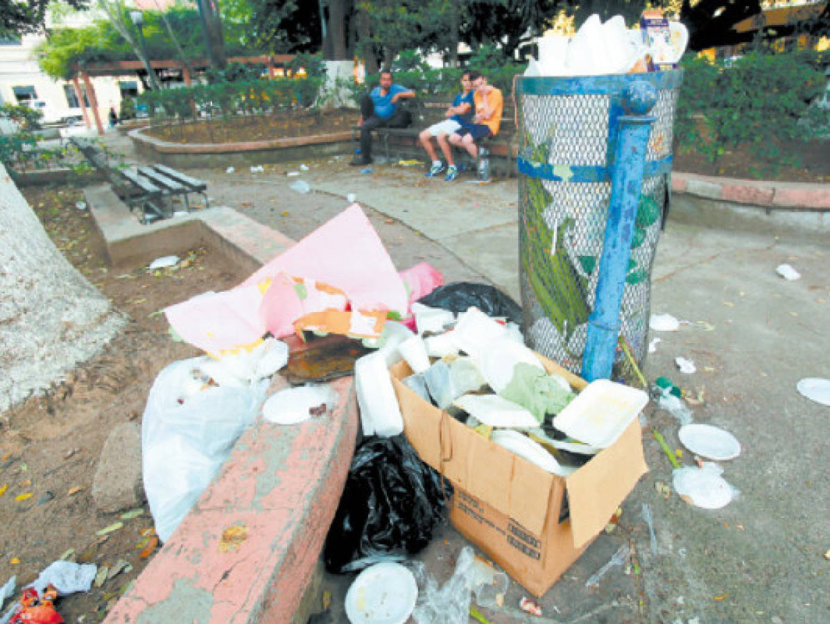 Parque Herrera sumido en la basura y el abandono