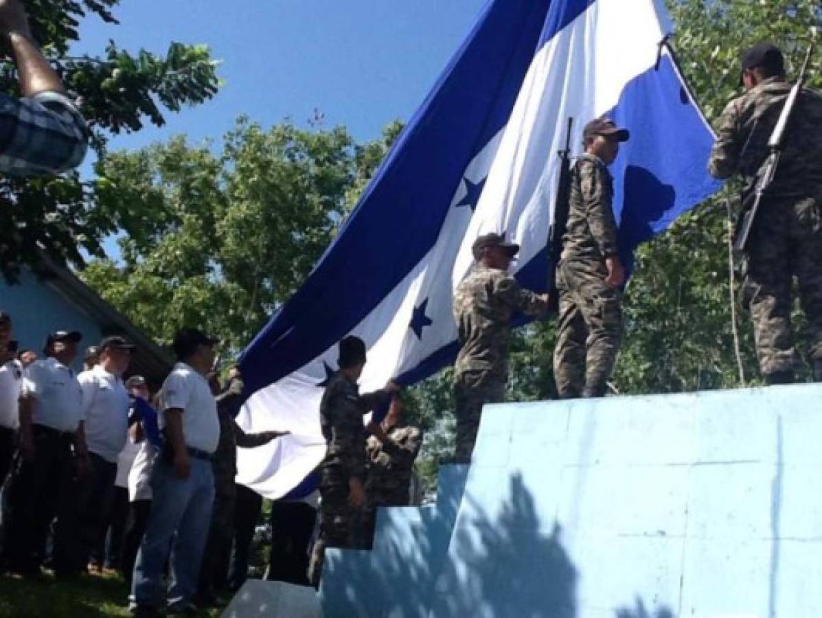 Protesta por bandera de Honduras en Isla Conejo