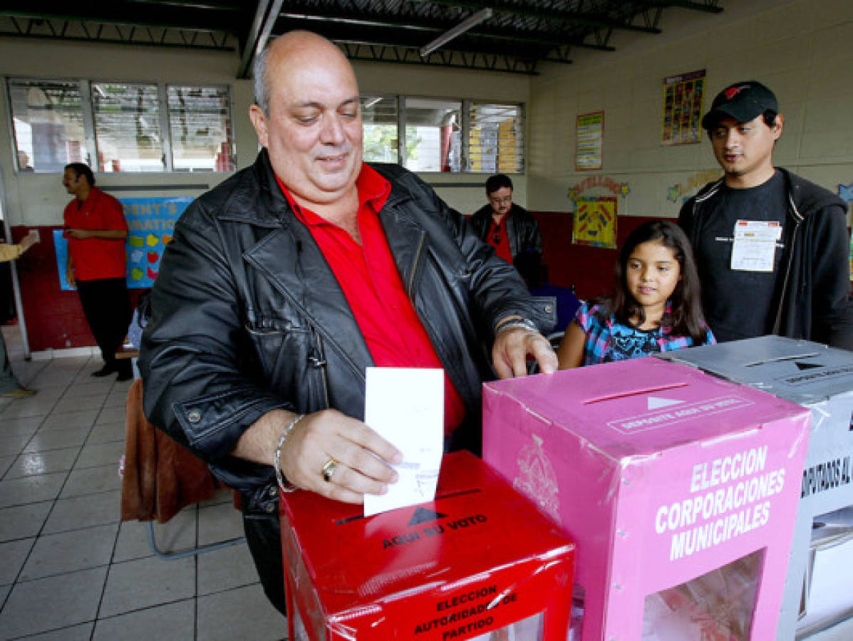 Dirigentes de Libre ejercen el sufragio en Tegucigalpa