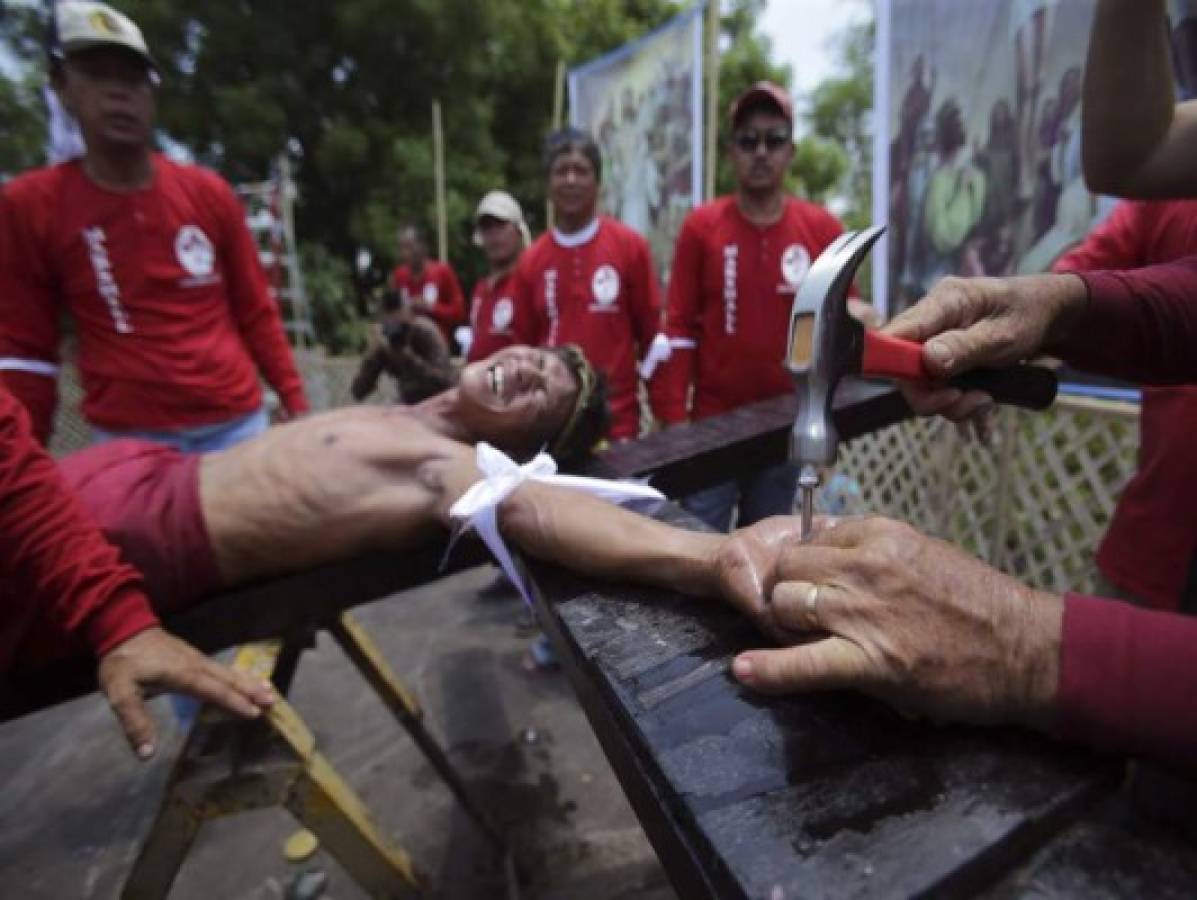 Aunque es desaprobada por los líderes de la Iglesia católica, la sangrienta recreación de Viernes Santo fue vista por miles de espectadores.