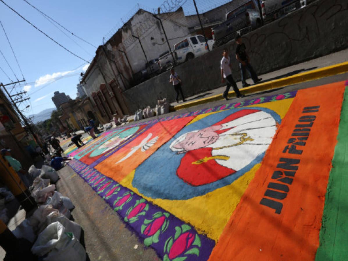 FOTOS: Alfombras llenan de color Tegucigalpa