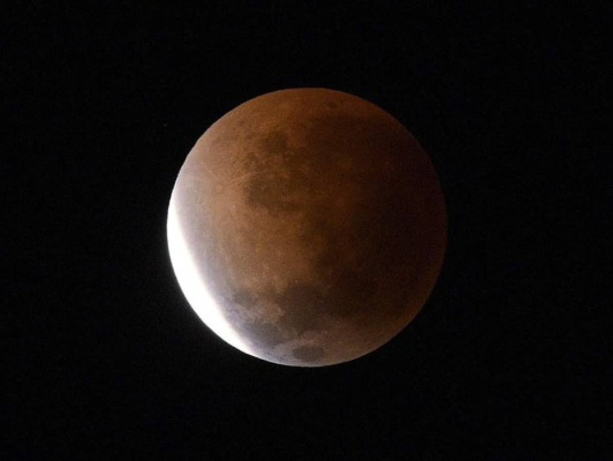 Espectáculo lunar sobre cielo hondureño