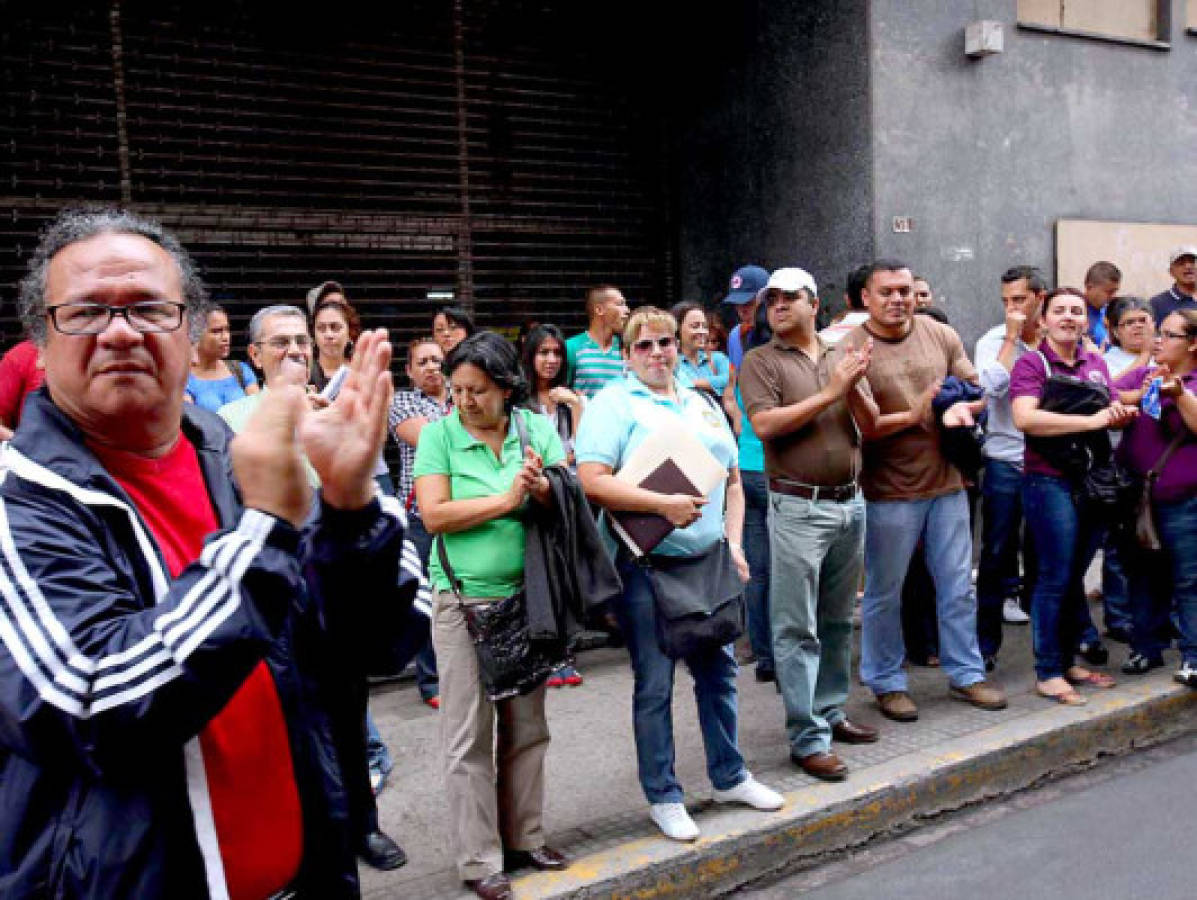 Maestros protestan por falta de pago