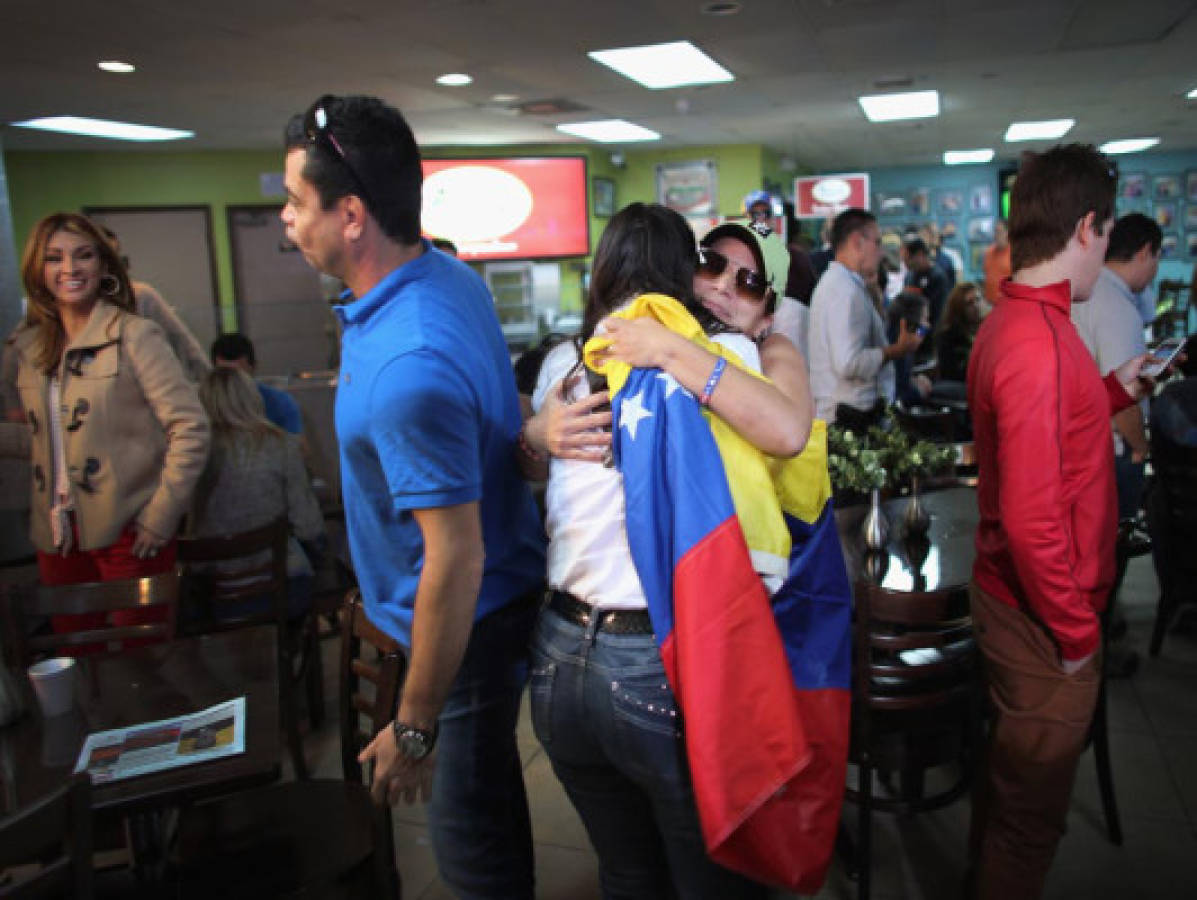 Video: Celebran muerte de Hugo Chávez