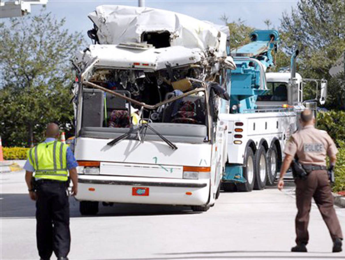 Dos muertos y 30 heridos en choque de autobús en aeropuerto de Miami