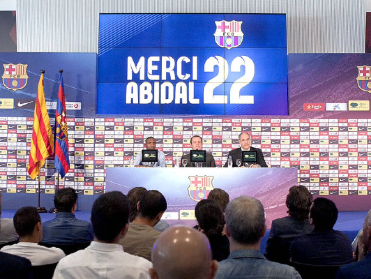 Abidal deja entre lágrimas el Barça