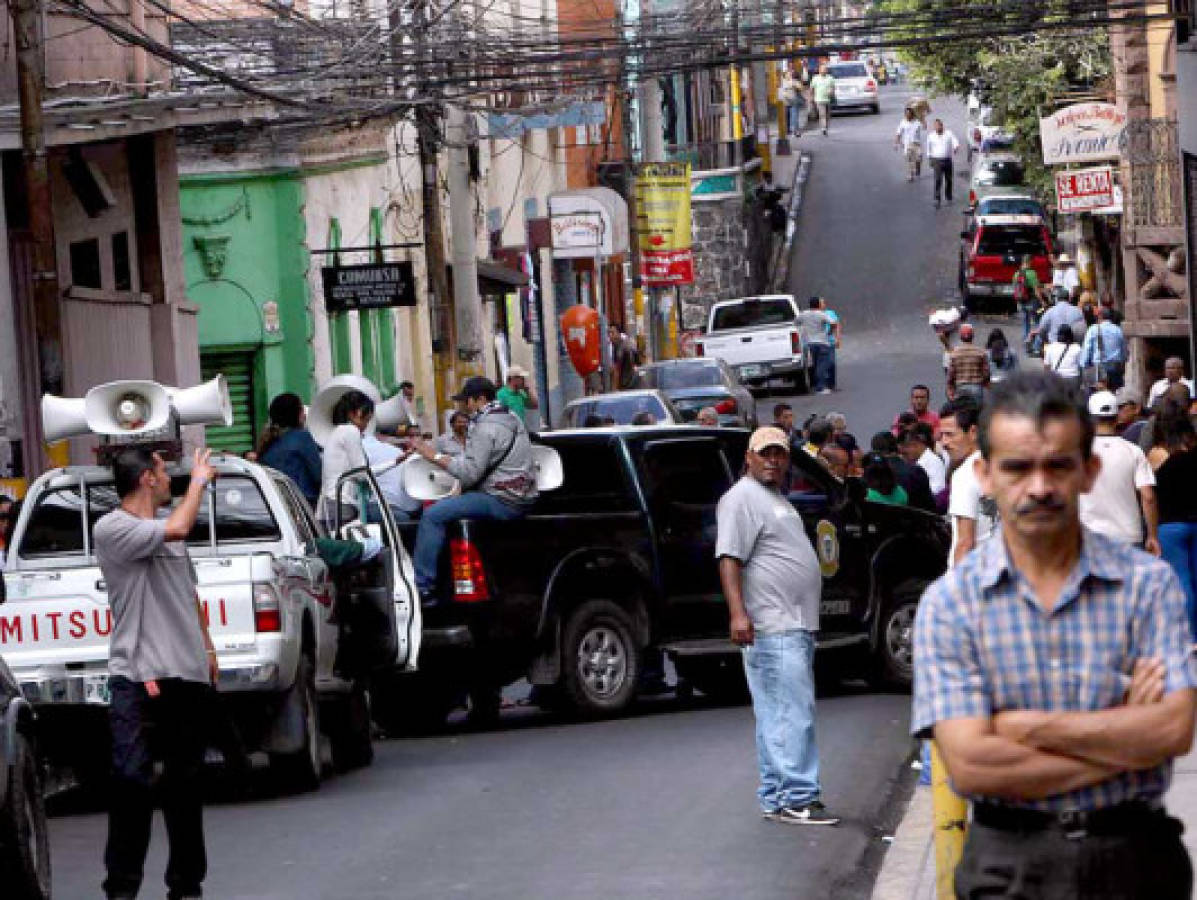 Maestros protestan por falta de pago