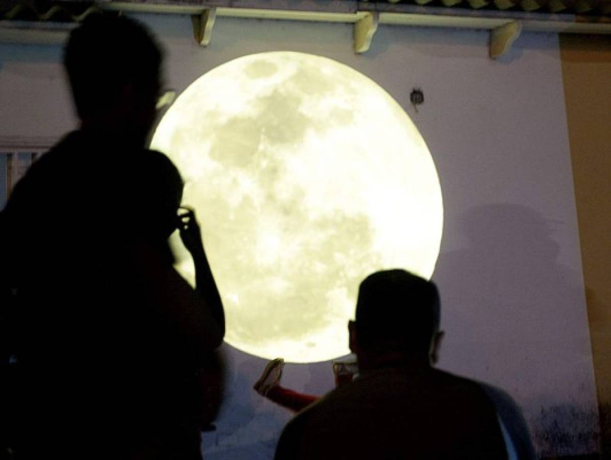 Espectáculo lunar sobre cielo hondureño