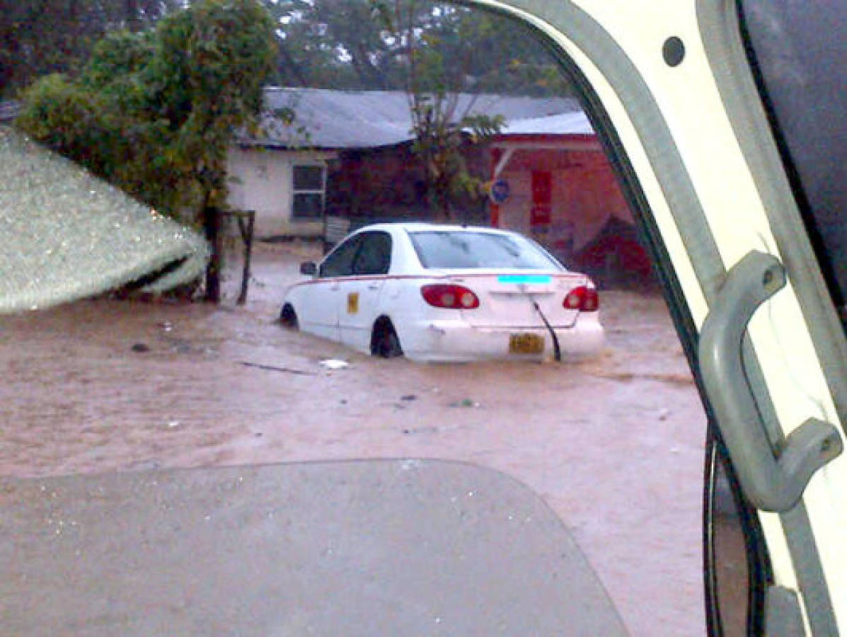 Lluvias dejan inundaciones en Tela