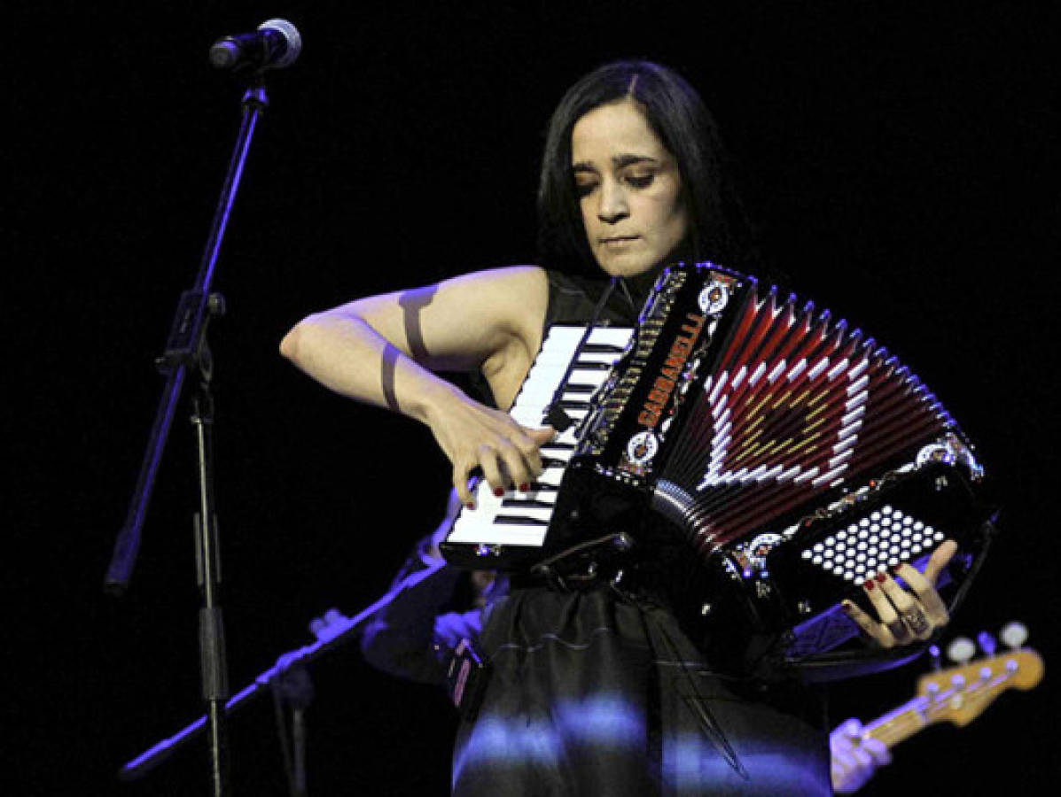 Julieta Venegas empaca el acordeón y comienza gira en EEUU