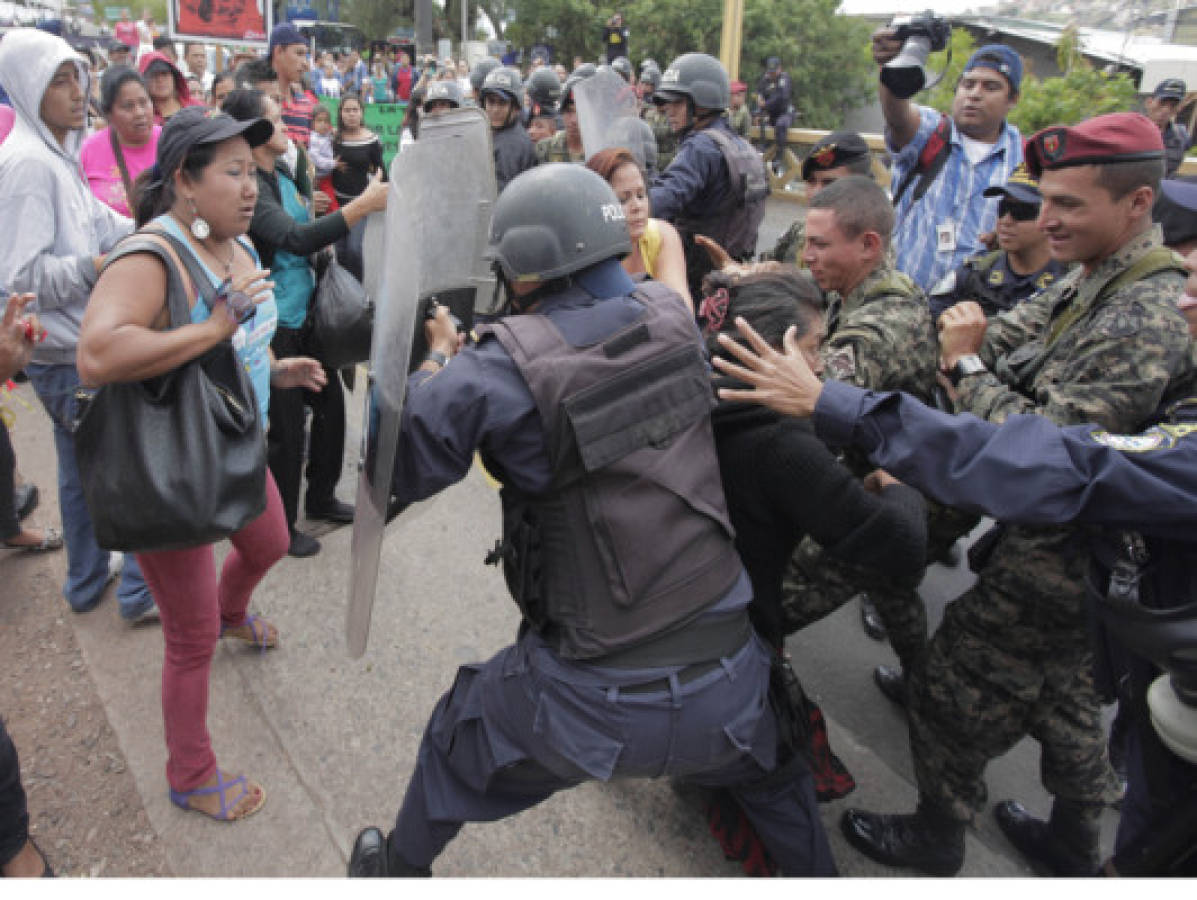 Mujeres son agredidas mientras protestaban