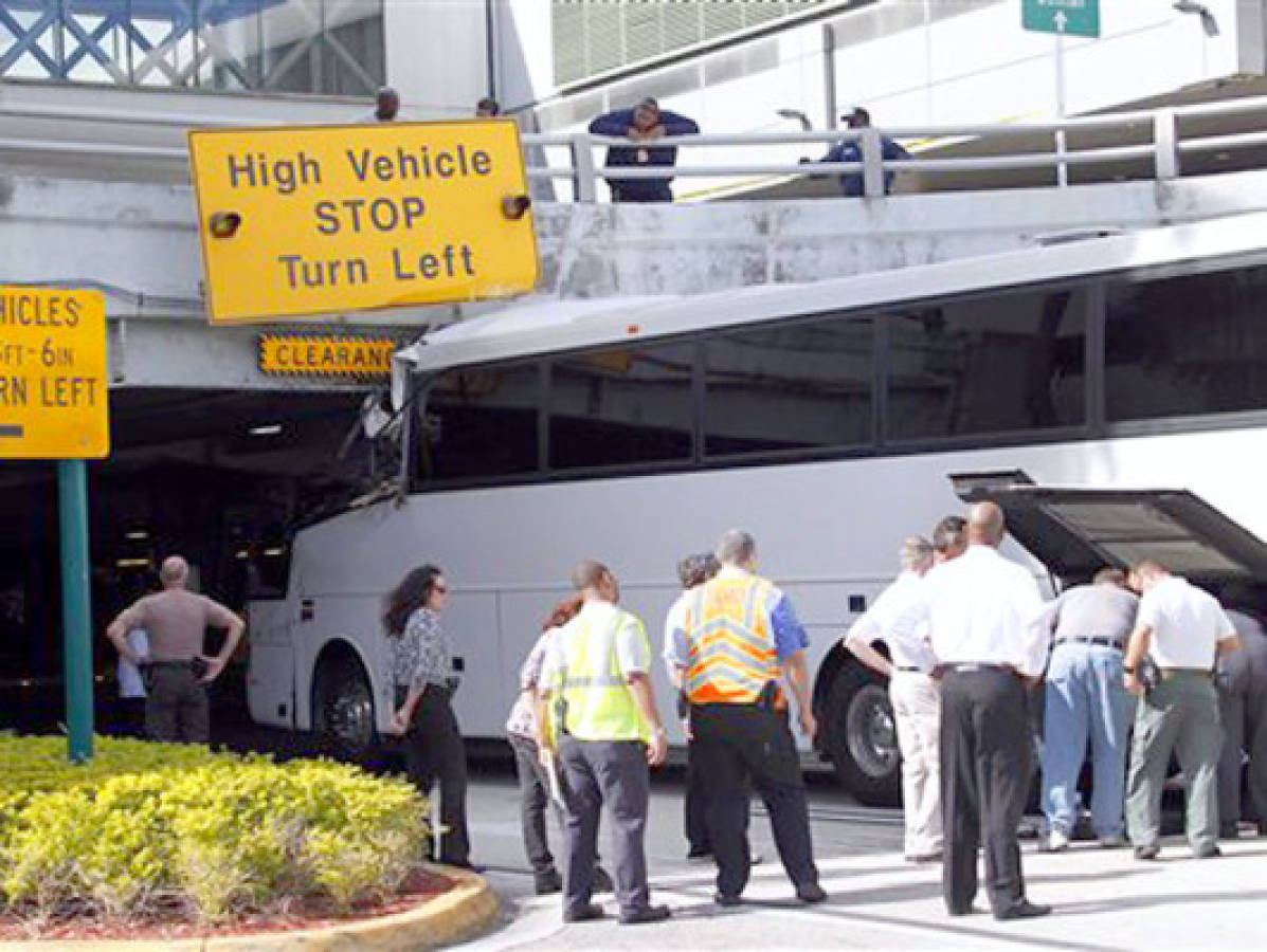 Dos muertos y 30 heridos en choque de autobús en aeropuerto de Miami