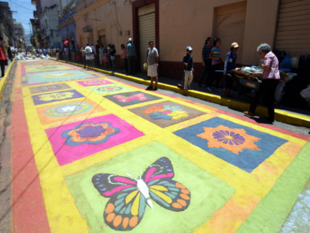 FOTOS: Alfombras llenan de color Tegucigalpa