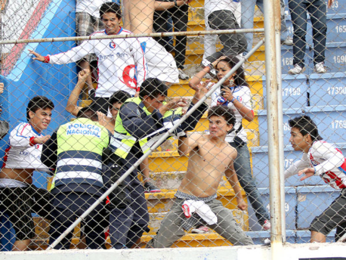 Fotos: Así le robaron arma a policía en golpiza de la 'Ultrafiel'