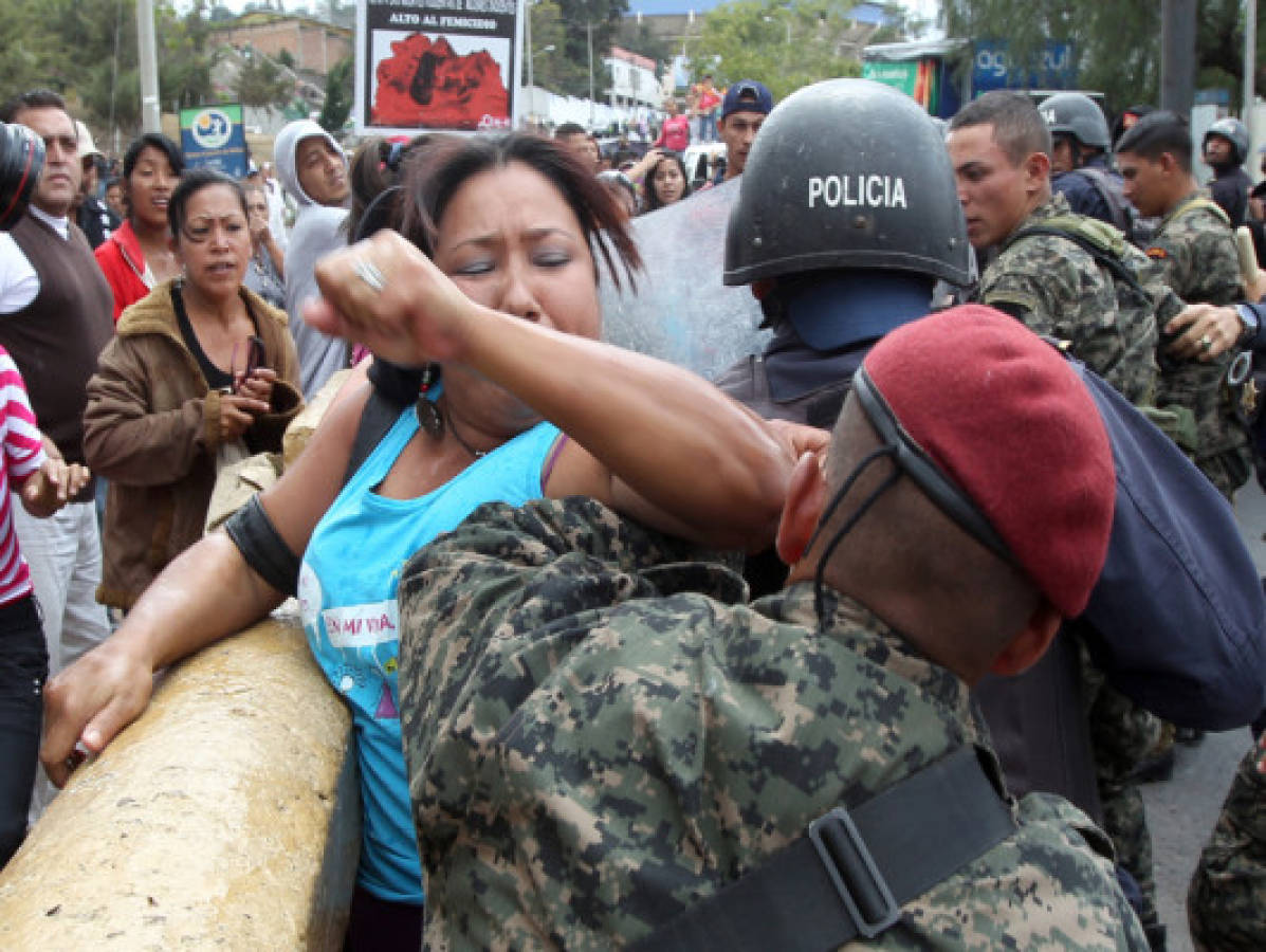 Mujeres son agredidas mientras protestaban