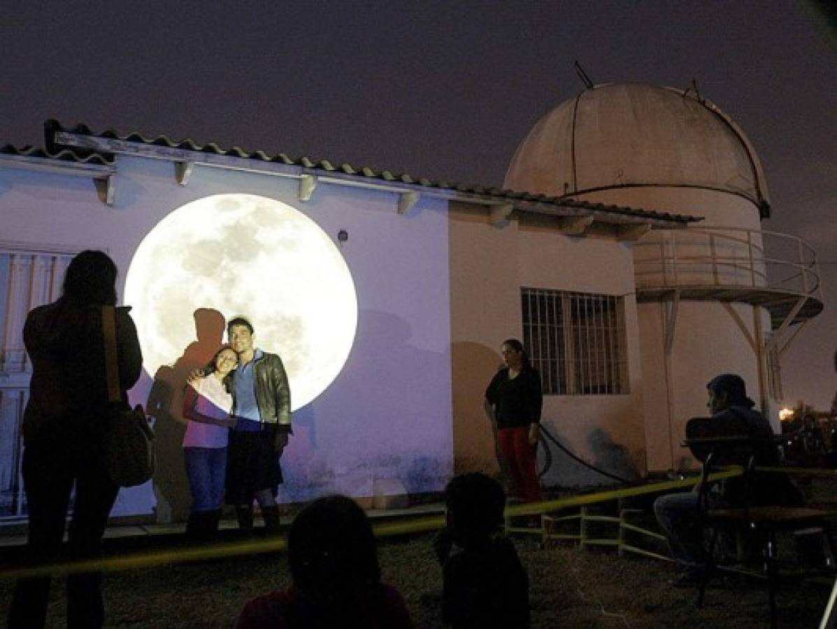 Espectáculo lunar sobre cielo hondureño